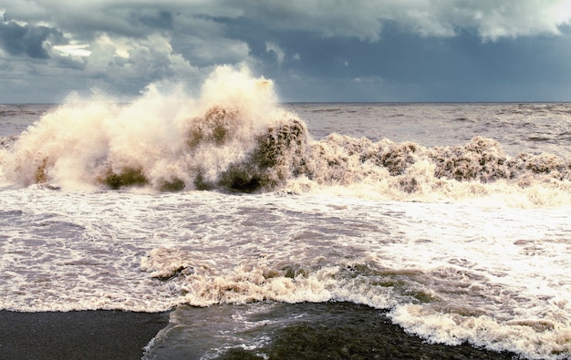 Tempestade no mar com ondas grandes quebrando