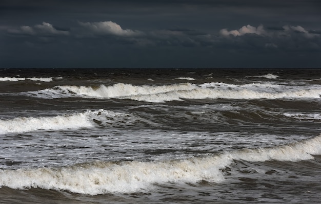 Tempestade no mar, grandes ondas espumosas