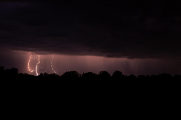 Tempestade noturna relâmpago paisagem chuva