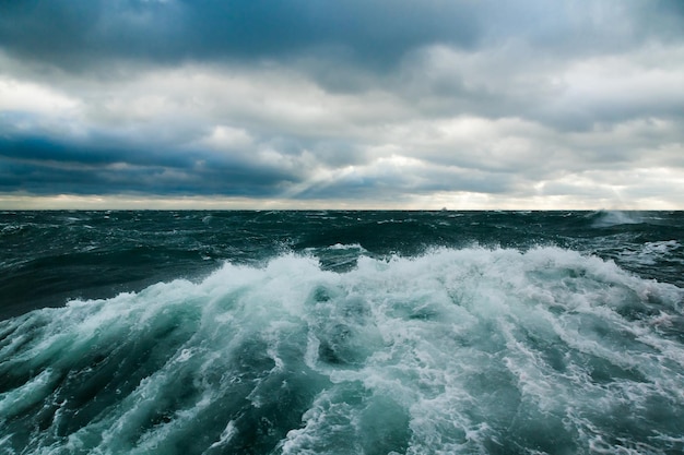 Tempestade oceânica Ondas de tempestade em mar aberto Não é um mar aberto calmo