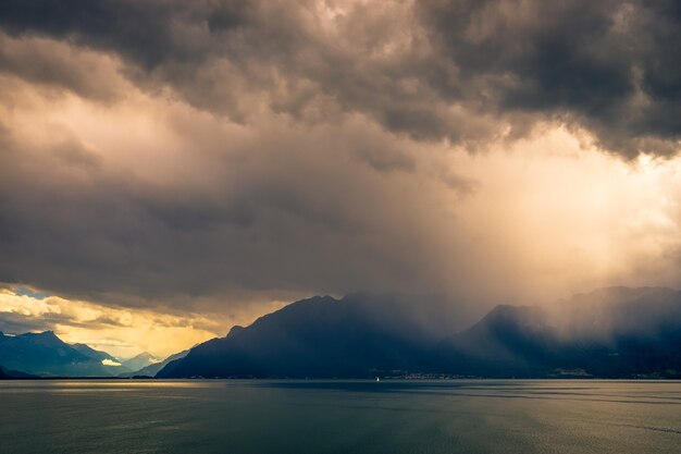 Tempestade passando sobre o Lago de Genebra, na Suíça