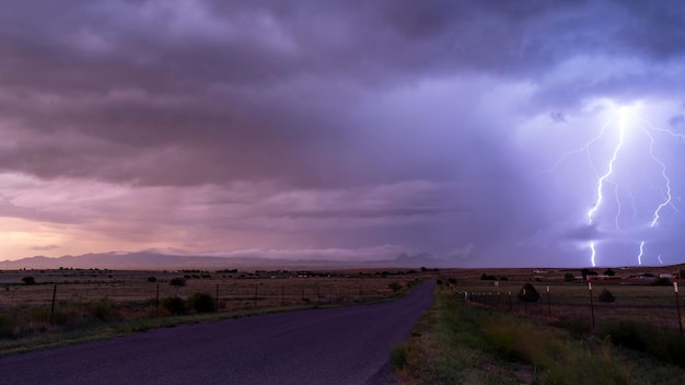 Tempestade Rural Estrada Agrícola Passando Relâmpago