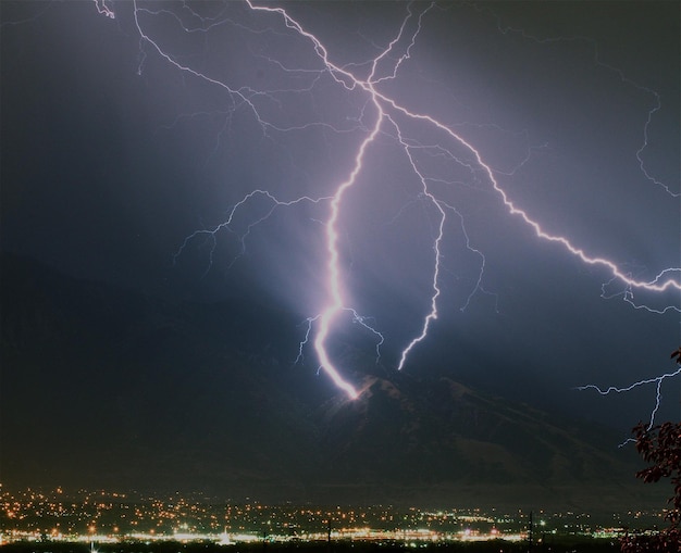 Foto tempestade sobre a cidade