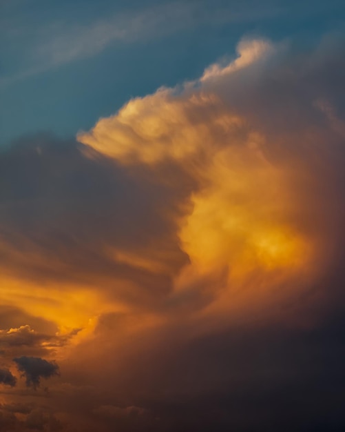 Tempestade vermelha após a frente da monção de nuvens de chuva na época dourada