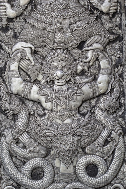 Foto temple art plate steel design garuda en la puerta