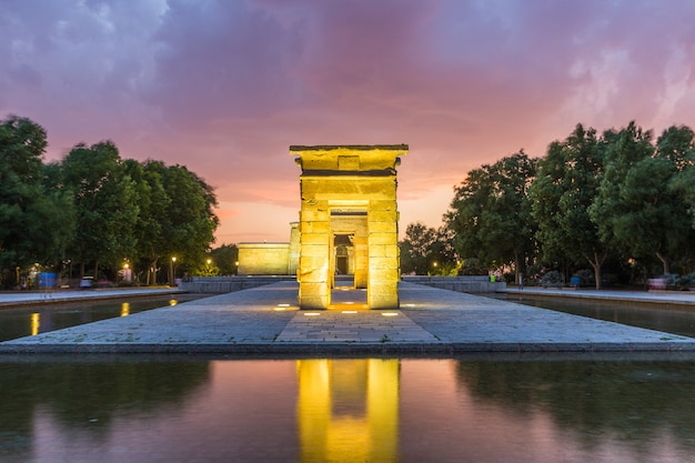 Temple de Bod de Madrid al atardecer, España