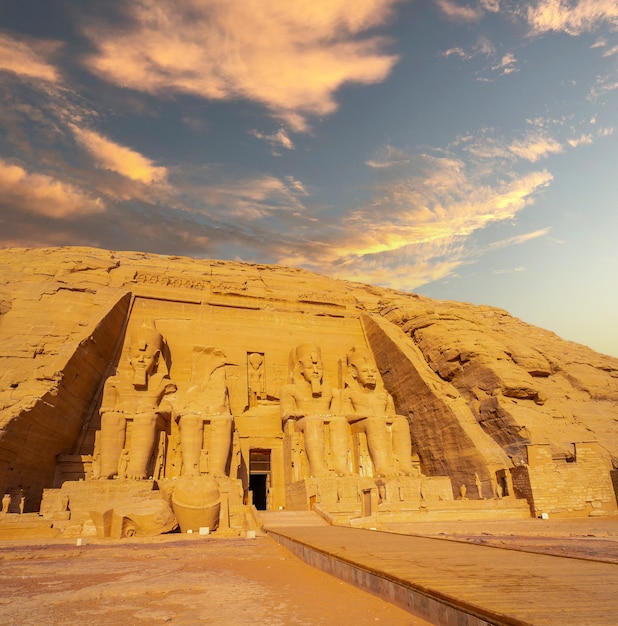 Templo de Abu Simbel reconstruido en la montaña en el sur de Egipto