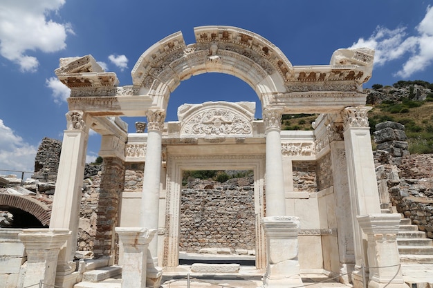 Templo de Adriano en la ciudad antigua de Éfeso