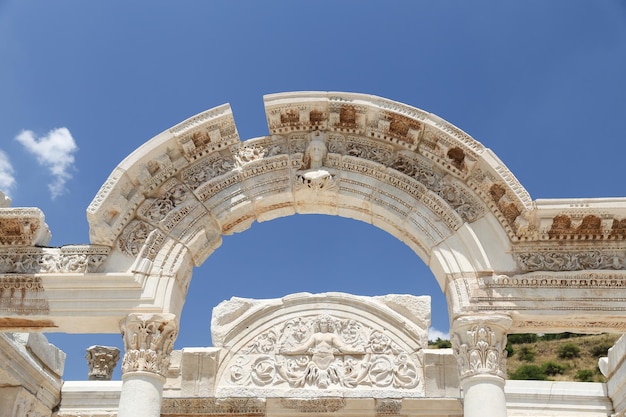 Templo de Adriano en la ciudad antigua de Éfeso