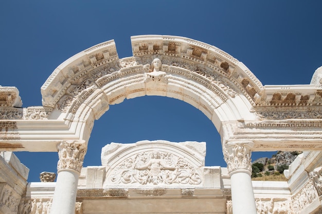 Templo de Adriano en la ciudad antigua de Éfeso