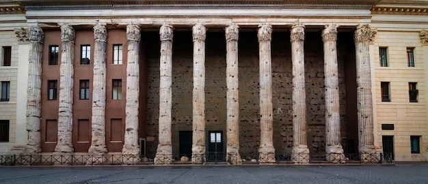 Templo de Adriano en Piazza di Pietra en Roma, Italia.