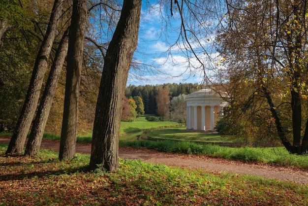 Templo de la amistad en la orilla del río Slavyanka en el parque Pavlovsky San Petersburgo Rusia