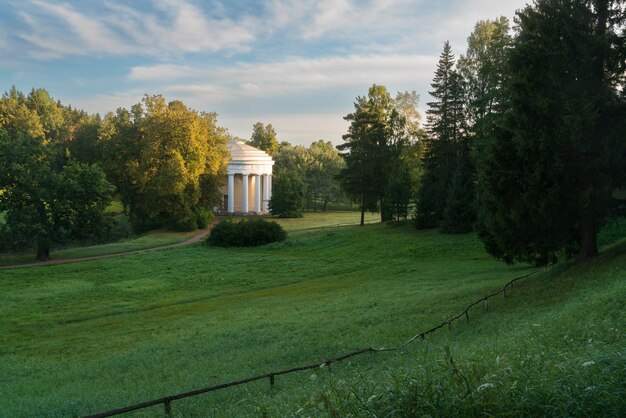 Templo de la Amistad en el río Slavyanka en el Parque Pavlovsky Pavlovsk San Petersburgo Rusia