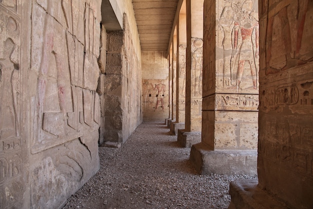 Templo antigo Abydos no deserto do Saara