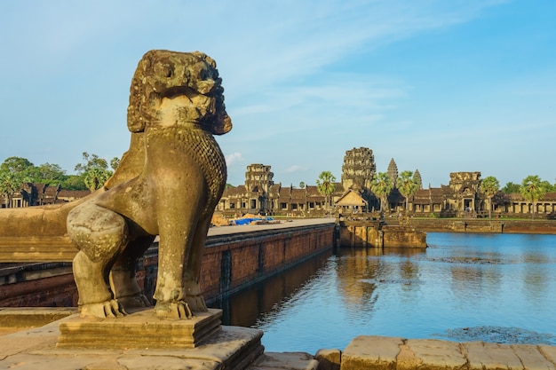 Templo antigo, angkor, wat, através, a, lago, siem, colha, cambodia