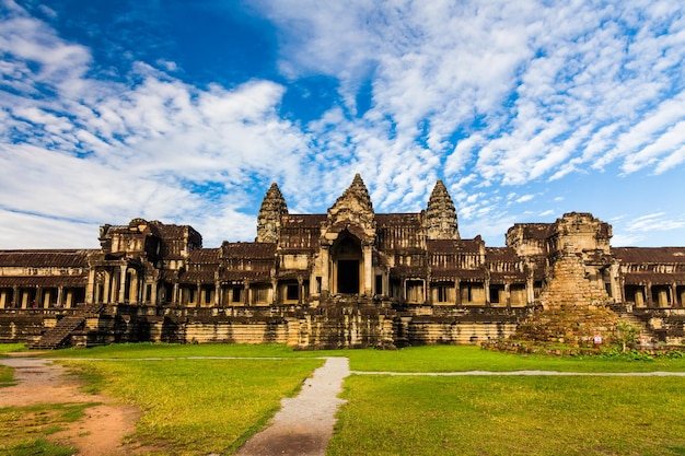 Templo antigo contra um lindo céu angkor wat camboja