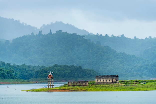 Templo antigo em Sangklaburi Kanchanaburi, Tailândia