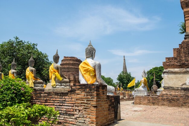 Templo antiguo y estatua de Buda