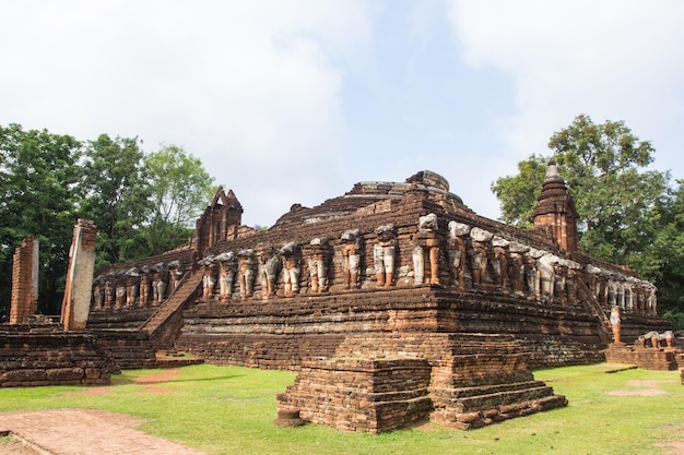 Templo antiguo en el parque histórico de Kamphaeng Phet, parte del sitio del Patrimonio Mundial de la UNESCO Ciudad histórica de Sukhothai y ciudades históricas asociadas Tailandia