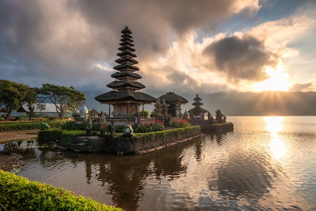 Foto templo antiguo (pura ulun danu bratan) con luz solar en la mañana