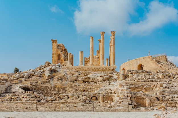 Foto templo de artemisa en la antigua ciudad romana de gerasa, presunto día jerash, jordania.