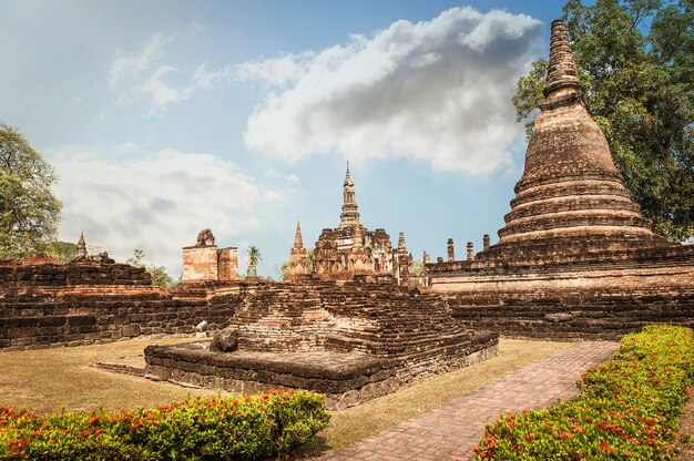 templo asiático com céu claro