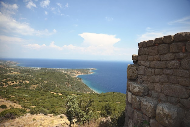 Foto templo de atenea. ruinas del templo de atenea en la antigua ciudad de assos. behramkale, canakkale,