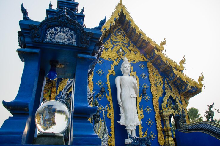 Templo azul Wat Rong Suea Ten Hermoso templo en la provincia de Chiang Rai