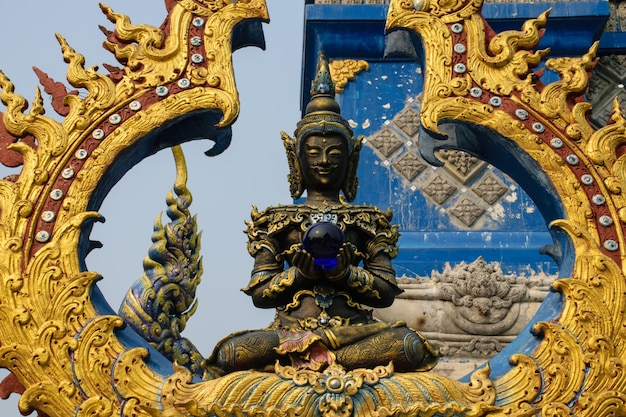 Templo azul Wat Rong Suea Ten Hermoso templo en la provincia de Chiang Rai