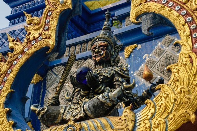 Templo azul Wat Rong Suea Ten Hermoso templo en la provincia de Chiang Rai