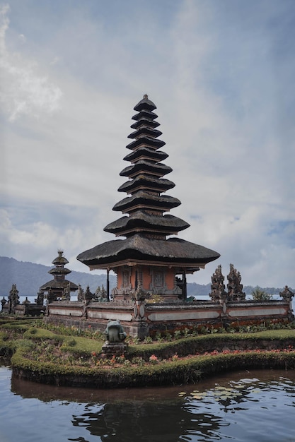 Foto un templo en bali con un jardín en primer plano.