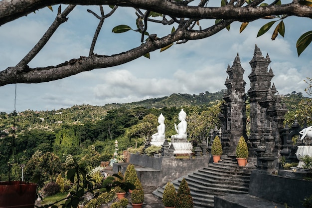 Templo BrahmaviharaArama no pôr do sol roxo Bali Indonésia