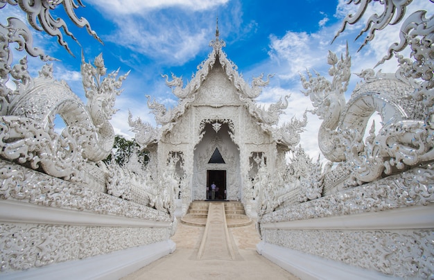 Templo branco de Wat Rong Khun em Chiang Rai em do norte de Tailândia.