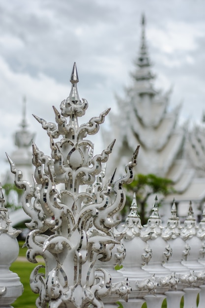 Templo branco ornamentado bonito localizado em Chiang Rai Tailândia do norte. Wat Rong Khun.