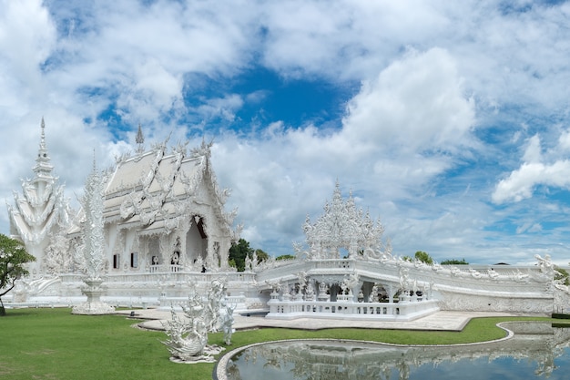 Templo branco sob o céu azul