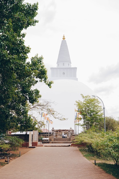 Templo de budismo blanco en Sri Lanka