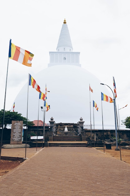 Templo de budismo blanco en Sri Lanka