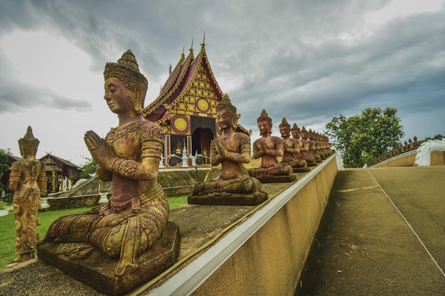 Templo de budismo en Tailandia en un día lluvioso