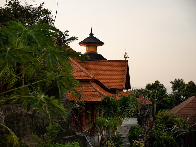 Templo budista brahma vihara arama com estátuas de deuses templo balinês antiga arquitetura hindu bali