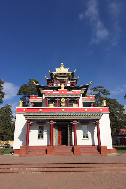 Foto templo budista con cielo azul en el norte