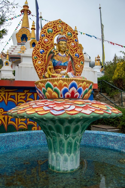 Templo budista de dag shang kagyu em panillo aragão espanha detalhes em um templo budista dag shan