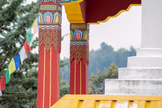 Templo budista de Dag Shang Kagyu em Panillo Aragão Espanha Detalhes em um templo budista Dag Shan