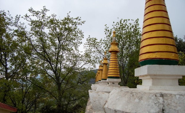 Templo budista de Dag Shang Kagyu em Panillo Aragão Espanha Detalhes em um templo budista Dag Shan