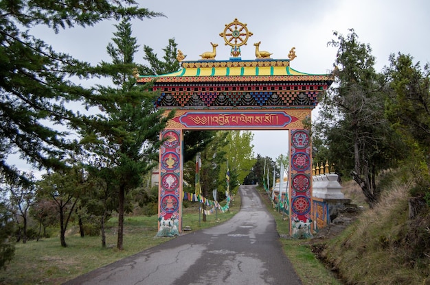 Foto templo budista de dag shang kagyu em panillo aragão espanha detalhes em um templo budista dag shan