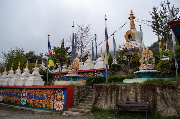 Foto templo budista de dag shang kagyu em panillo aragão espanha detalhes em um templo budista dag shan