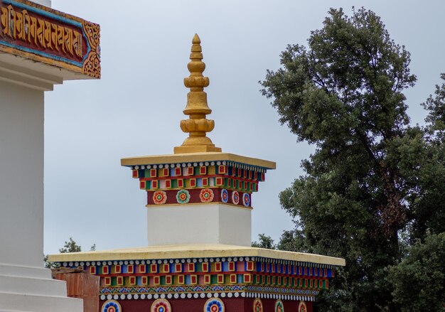 Templo budista de Dag Shang Kagyu em Panillo Aragão Espanha Detalhes em um templo budista Dag Shan