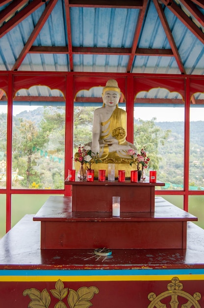 Templo budista de Dag Shang Kagyu em Panillo Aragão Espanha Detalhes em um templo budista Dag Shan