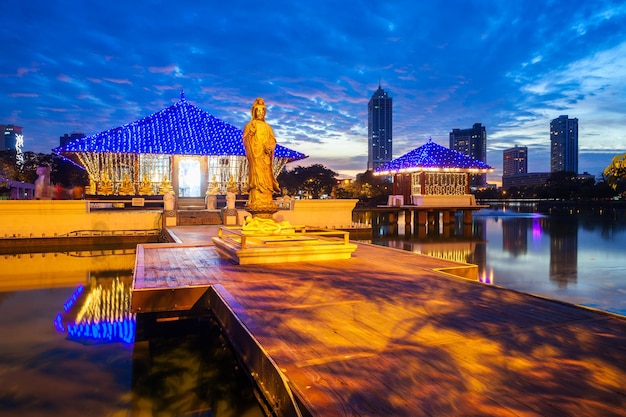 Templo budista de seema malaka no lago beira em colombo, sri lanka, ao pôr do sol. seema malaka faz parte do templo gangaramaya.