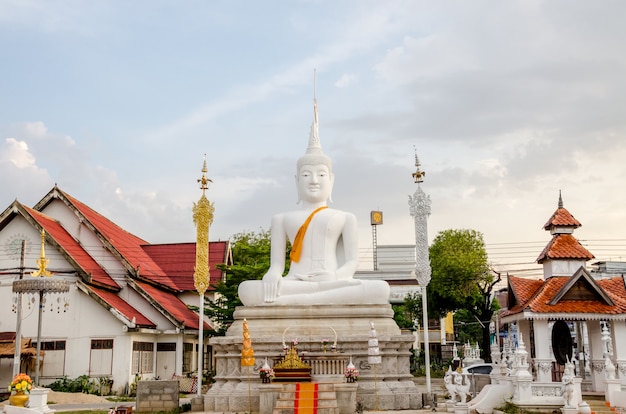 Foto templo budista em lampang, tailândia