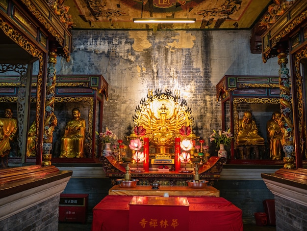 Templo budista de Hualin en el mercado callejero de jade de Hualin en la ciudad de Guangzhou, China El templo de Hualin, también conocido como el templo de los quinientos genios o dioses, es un templo budista en Guangzhou, China
